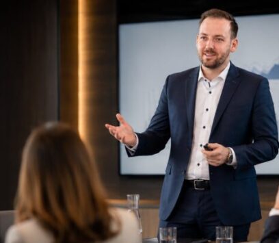 Q-Fin Strategies Tobias Eisenbarth bei der Präsentation Warum ein Testament allein häufig keine ausreichende Nachfolgeplanung ist